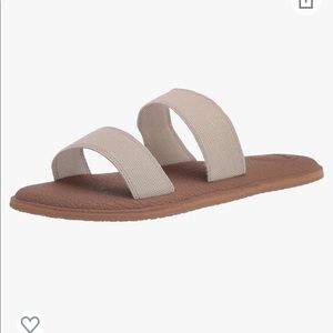 Sanuk Womens Yoga Gora Sandal size 8. Worn once. Flexible stretchy straps